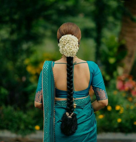 Tamil Hairstyle With Flowers, Jada Hairstyles, Simple Hairstyle For Saree, Indian Bun Hairstyles, South Indian Wedding Hairstyles, Poola Jada, Green Blouse Designs, Bridal Hairstyle Indian Wedding, Hair Style On Saree