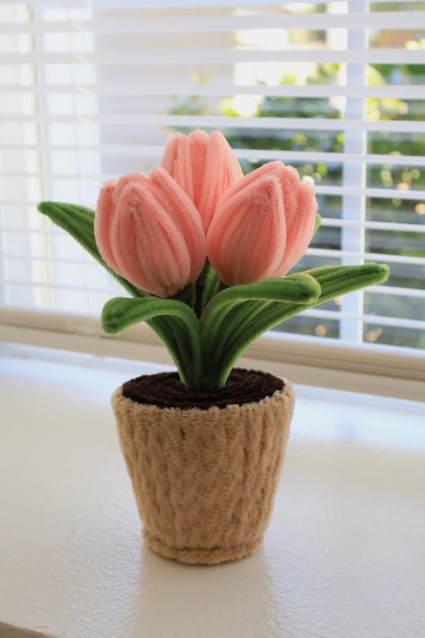 Handmade Indoor Plant Tulip Pipe Cleaner Flower, Fuzzy Flowers, Handmade Tulips, Flower Pot Diy, Fuzzy Wire, Pipe Cleaner Art, Pot Diy, Piping Flowers, Pipe Cleaner Flowers