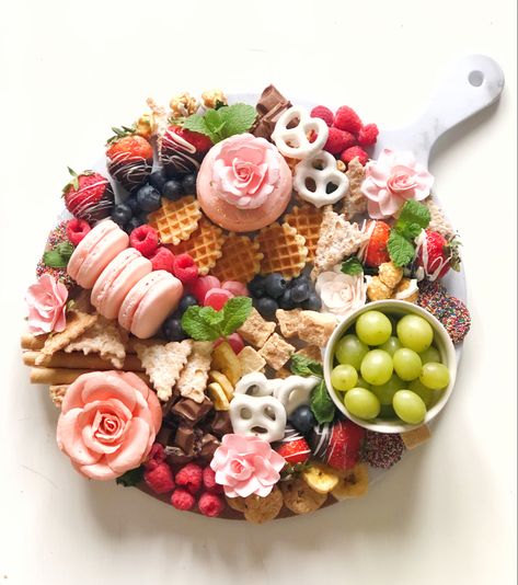 When the birthday girl isn’t a big cake fan, this dessert grazing board curated with all her favourite sweets and a touch of pretty is a sweet 16 showstopper! 🎉 chocolate dipped strawberries 🎉 chocolate covered pretzels 🎉 banana chips 🎉 cannoli chips 🎉 Cadbury’s Fruit and Nut bar 🎉 strawberry macaroons 🎉 mini waffles Dessert Charcuterie Board Macaroons, Sweet And Fruit Platter, Charcuterie Board With Chocolate Covered Strawberries, Chocolate Covered Strawberries Board, Macaroons Platter, Fruit And Desert Charcuterie Board, Sweet Grazing Board, Macaroon Platter, Macaroon Charcuterie Board