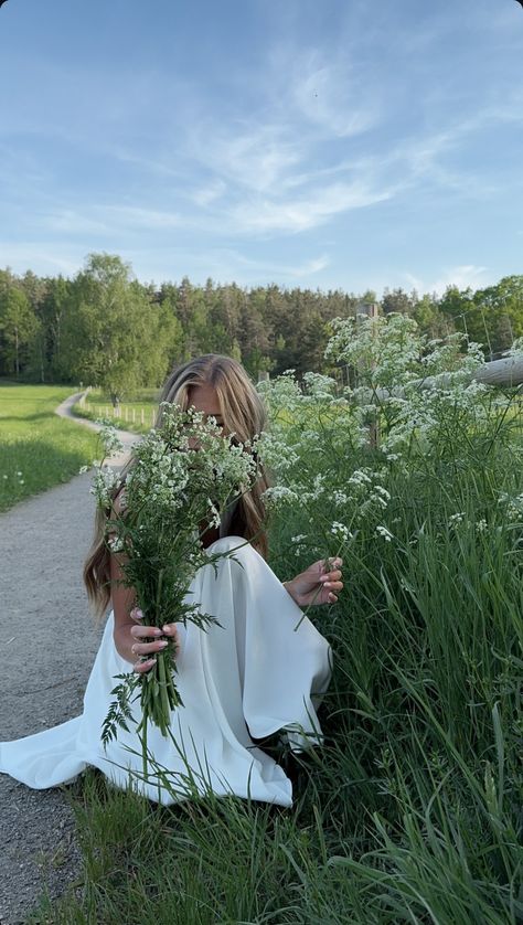 Spring Vibes, Feminine Aesthetic, Pinterest Girls, Feminine Energy, Country Life, Aesthetic Photo, Primavera Estate, Summer Aesthetic, Life Is Beautiful