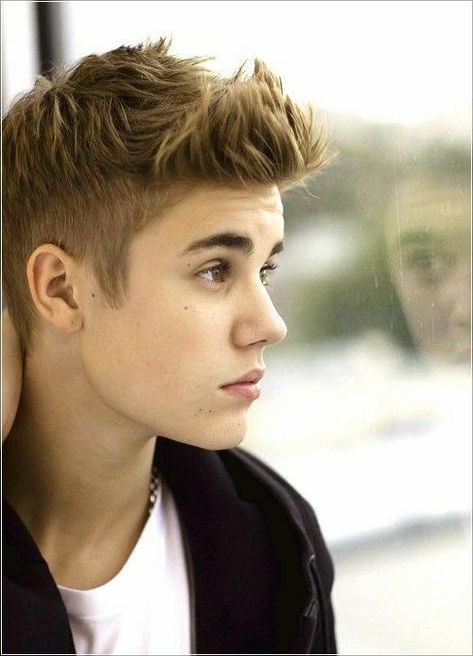 Justin Bieber Hairstyle, Celebrity Hairstyles Updo, Celebrity Hairstyles Red Carpet, Medium Hairstyles For Men, Brunette Celebrities, Celebrity Short Hair, Justin Bieber Posters, Famous Hairstyles, Justin Bieber Style