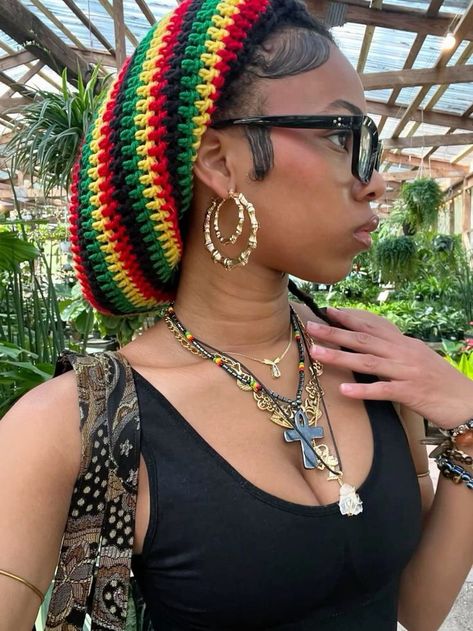 Jamaica Crochet, Loc Sock, Loc Accessories, Crochet Bob, Festival Hairstyles, Bandeau Au Crochet, Mode Hippie, Mode Crochet, Earthy Outfits