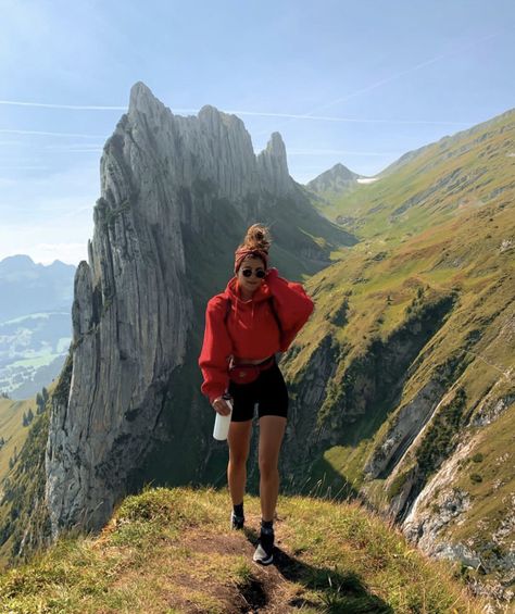 Girls Hiking Outfit, Hike Outfit Summer, Womens Hiking Outfits Summer, Walking Outfit Outdoor, Stylish Hiking Outfit, Mountain Hiking Outfit, Cute Hiking Outfits, Hiking Outfits Summer, Trail Outfits