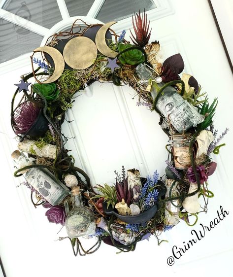 Goth Home, Goth Home Decor, Wreaths & Garlands, Fortune Teller, Wreath Ideas, Wreath Designs, Wreath Crafts, Grimm, Door Wreath