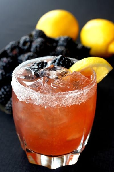 Blackberry Whiskey Sour uses blackberry brandy for extra sweetness. No need for simple syrup. Sour Recipes, Photography Cocktail, Brandy Drink, Blackberry Whiskey, Blackberry Cocktail, Whiskey Sour Recipe, Plating Food, Presentation Food, Brandy Cocktails