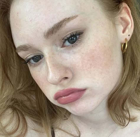 Pale Face Makeup, Pale Skin Makeup, Freckles Makeup, Pale Makeup, Pale Face, Freckles Girl, Lily Bloom, It Ends With Us, Pale Skin