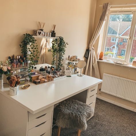 Makeup Vanity Desk Bedroom, Desk Inspo With Mirror, Aesthetic Desk Vanity Setup, Aesthetic Desk With Mirror, Clean Aesthetic Vanity, Earthy Vanity Aesthetic, Cosmetic Desk Ideas, Makeup Area Aesthetic, Desk Aesthetic Makeup