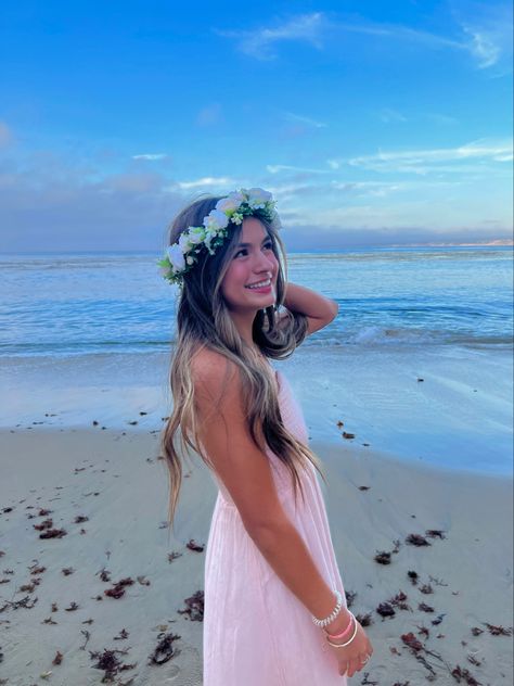 Flower Crown Pictures, The Summer I Turned Pretty Flower Crown, 15 Birthday Photoshoot Ideas Beach, Tropical Flower Crown, Beach Flower Crown, Beach Sweet 16, Flower Crown Beach, Dainty Tropical Flower Crown, Flower Crown Beach Photoshoot