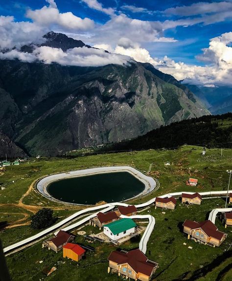 Auli, Chamoli - Uttarakhand  Astonishing view of Auli Valley that describes the natural beauty of this mesmerizing part of India!  PC:@addictuday  #auli #chamoli #traveleast #uttarakhand #naturalbeauty #valley #discoverindia #beautifuldestinations #trips #incredibleindia #india #travelling #vactions #tours #traveller #visitindia Chamoli Uttarakhand, Auli Uttarakhand, Winter In India, Places To Visit In Winter, White River Rafting, North India Tour, Travel Destinations In India, India Holidays, Winter Travel Destinations