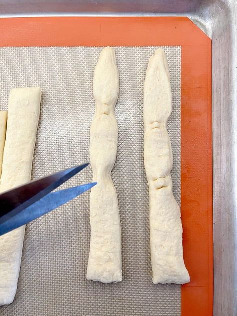 Finger Breadsticks, Halloween Breadsticks, Finger Breadsticks Halloween, Mummy Breadsticks Halloween, Witches Fingers Breadsticks, Witch Fingers Breadsticks, Halloween Bread Stick Bones, Witches Fingers Recipe, Witch Finger Breadsticks