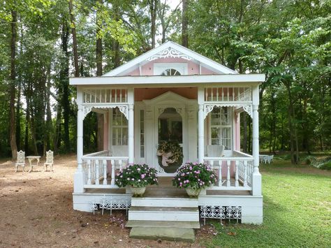 Shed Guest House, Granny Pods, Tiny Cottages, Shabby Chic Porch, Styl Shabby Chic, She Shed Ideas, Grandmother House, Shabby Chic Garden, Little Cottages