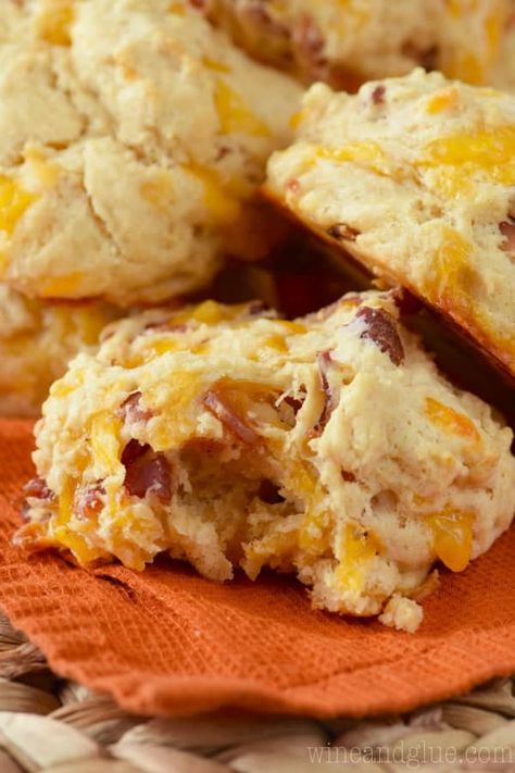 Pan Biscuits, Bacon Cheddar Biscuits, Savory Quick Breads, Biscuits Cheese, Crock Pot Casserole, Bacon Biscuits, Brunch Muffins, Rolls From Scratch, Biscuit Cups