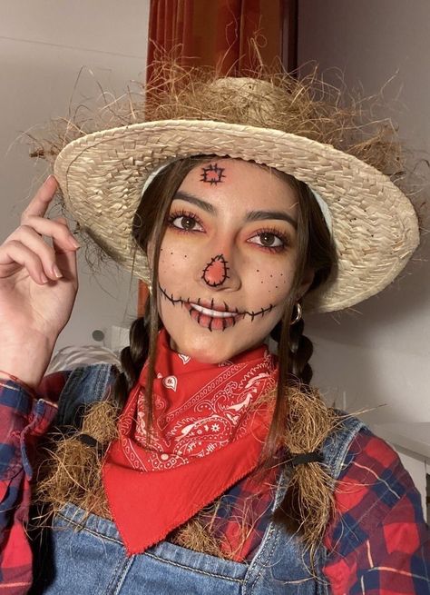 Carnival Makeup Ideas Easy, Cute Scarecrow Costume, Scarecrow Costume Women, Scarecrow Outfits, Diy Adult Halloween Costumes, Diy Scarecrow Costume, Scarecrow Halloween Makeup, Halloween Makeup For Kids, Halloween Costumes Scarecrow