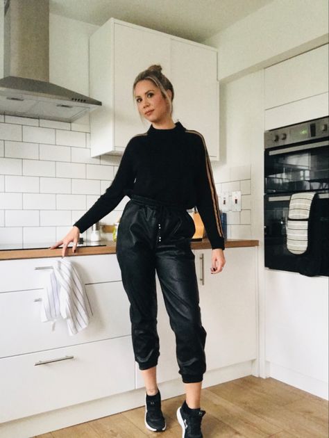 Jogger Piel Outfit, Leather Jogger Pants Outfit, Leather Jogger Outfit, Black Leather Joggers Outfits, Leather Joggers Outfit, Jogger Pants Outfit Women, Leather Sweatpants, Womens Joggers Outfit, Leather Trousers Outfit