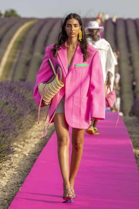 Spring Color Fashion, Spring Summer Fashion Trends, Look Rose, Cool Winter, 2020 Fashion Trends, Spring Summer Trends, 2020 Trends, 2020 Fashion, Pink Blazer