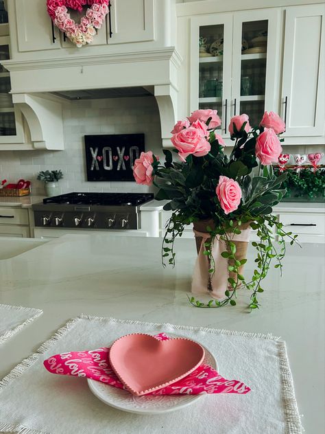 Valentines Kitchen, Valentine Decor, Pink Decor, Valentines Day Decorations, Valentine Decorations, Little Gifts, Tea Party, Decorating Your Home, Valentine's Day