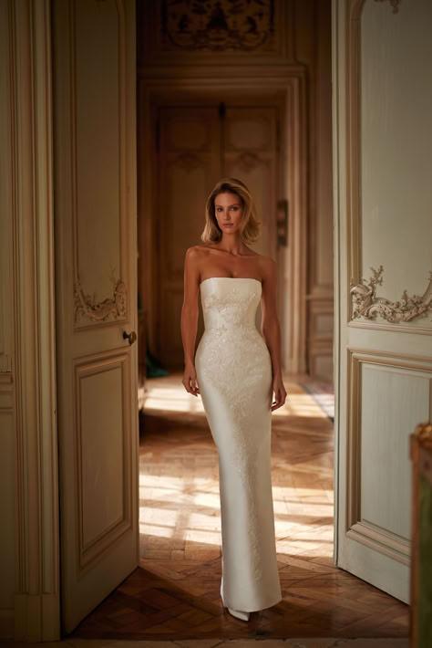 Dmytra - Wedding Dress | Milla Nova Old Money Wedding Aesthetic, Luxury Wedding Gown, Minimalist Wedding Gown, Tight Wedding Dress, Milla Nova Wedding Dresses, Old Money Wedding, Pronovias Bridal, Money Wedding, Strapless Wedding Gown