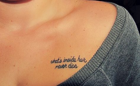 "What's Inside Her Never Dies" from Amy Winehouse 's "He Can Only Hold Her". Lovely, but the placements not for me. Bone Tattoos, Text Tattoo, Collar Bone Tattoo, Amy Winehouse, Skin Art, Piercing Tattoo, Get A Tattoo, Love Tattoos, A Tattoo