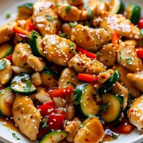 Honey Garlic Chicken Stir-Fry Verrücktes Sauerkraut, Honey Garlic Chicken Stir Fry, Bacon Fried Rice Recipe, Garlic Stir Fry, Pizza Grilled Cheese Recipes, Shrimp Gumbo Recipe, Asian Fusion Restaurant, Garlic Chicken Stir Fry, Cardio For Fat Loss