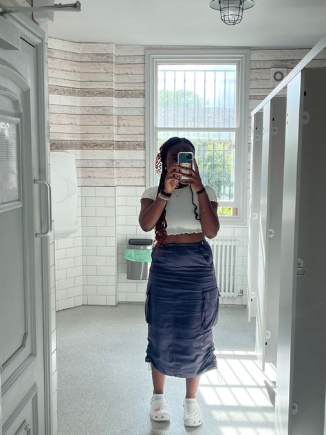 Cargo Skirt Midi Outfit, Grey Cargo Skirt Outfit Black Women, Cargo Midi Skirt Outfit, White Crocs Outfit, Cargo Skirt Outfit, Midi Outfits, Crocs Outfit, White Crocs, Utility Skirt