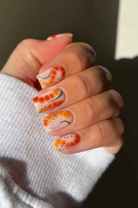 Take it all fall, just don’t take my swirls away! Browns and tans abstract spirals make some of the best custom designs for dreamy mani. So far so long, I love this fall journey!//photocredit:@cmnailsx Tan Fall Nails, Fall Short Square Nails, Fall Abstract Nails, Design Square Nails, Short Square Nail Designs, Short Square Nail, Square Nail, Square Nail Designs, Short Square Nails