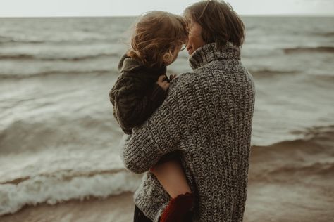 Holiday Beach Family Photos, Cold Beach Family Photos, Family Photos Moody, Christmas Card Beach Photo Ideas, Cold Weather Beach Photoshoot, Winter Beach Family Photos, Winter Beach Photos, Moody Family Photos, Winter Beach Photoshoot