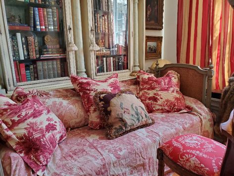 Divine Theatre Divine Theatre, Valentines Day Post, Annie Sloan Paints, Peonies Garden, Home Projects, Chaise Lounge, Red, Furniture, Home Decor