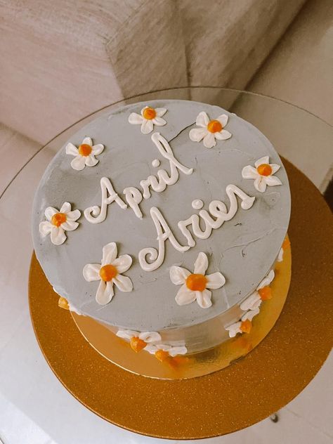 Cake Daisies, Aries Cake, Birthday Cake Quotes, Aesthetic Daisy, 17 Birthday Cake, Small Birthday Cakes, Spring Birthday Party, 17th Birthday Ideas, Aries Baby