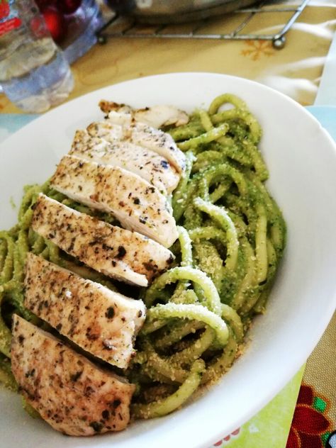 espaguetis verdes con pollo a las finas hierbas by me Spaghetti Verde, Avocado Toast, Avocado, Spaghetti, I Hope, Pasta, Canning