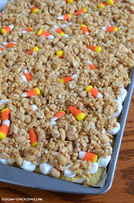 Scarecrow Treats - Kitchen Concoctions Scarecrow Rice Krispy Treats, Scarecrow Treats Candy Corn, Scarecrow Desserts, Scarecrow Crunch Recipe, Scarecrow Bars, Scarecrow Treats, Halloween Finger, Halloween Finger Foods, Crunch Recipe