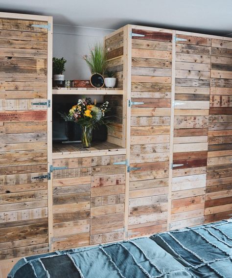 Shed Door Hinges, Pallet Wardrobe, Pallet Closet, Closet Diy, Pallet Storage, Wood Wardrobe, Diy Wardrobe, Shed Doors, Metal Shed