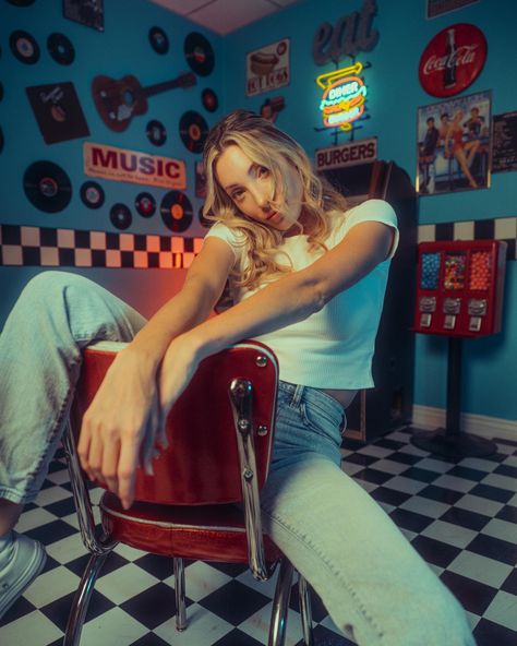 Old Diner Photoshoot, Pool Table Photoshoot, Photo Editing Styles, 80s Pictures, Diner Aesthetic, Vintage Aesthetic Retro, Retro Photoshoot, Shooting Inspiration, Vintage Diner