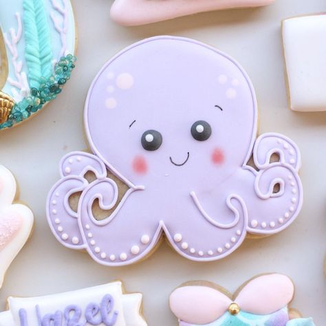 A Modern Cookie on Instagram: “Happy Sunday! Sharing some close ups from this mermaid birthday set! I haven’t made this octopus in over 2 years, but he sure is…” Turtle Birthday, Cute Cookies, Mermaid Birthday, Marinara, Royal Icing, Happy Sunday, Cookie Decorating, Sugar Cookies, Octopus