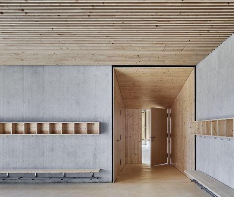 Primary School and Kindergarten Täuffelen / Morscher Architekten Architecture Extension, Kindergarten Architecture, Interior Design Colleges, Commercial And Office Architecture, Wood And Concrete, School Interior, Kindergarten Lesson Plans, Sacred Architecture, Education Architecture