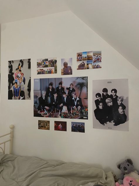 Room Ideas Aesthetic Kpop Enhypen, Enhypen Room Aesthetic, Kpop Room Decor Ideas Aesthetic, Enhypen Room Ideas, Kpop Room Inspo Skz, Kpop Wall Aesthetic, K Pop Poster Wall Ideas, Kpop Wall Ideas, Enhypen Room Decor