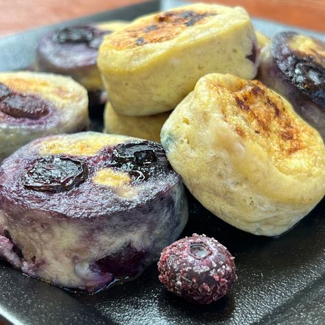 Easy DASH Banana-Blueberry Egg Bites Pancake Recipe - SueSeaQPI Blueberry Bites, Banana Blueberry Pancakes, Mini Chocolate Chip Muffins, Dash Recipe, Starbucks Egg Bites, Blueberry Pancake, Chocolate Chip Muffin Recipe, Pancake Bites, Banana And Egg