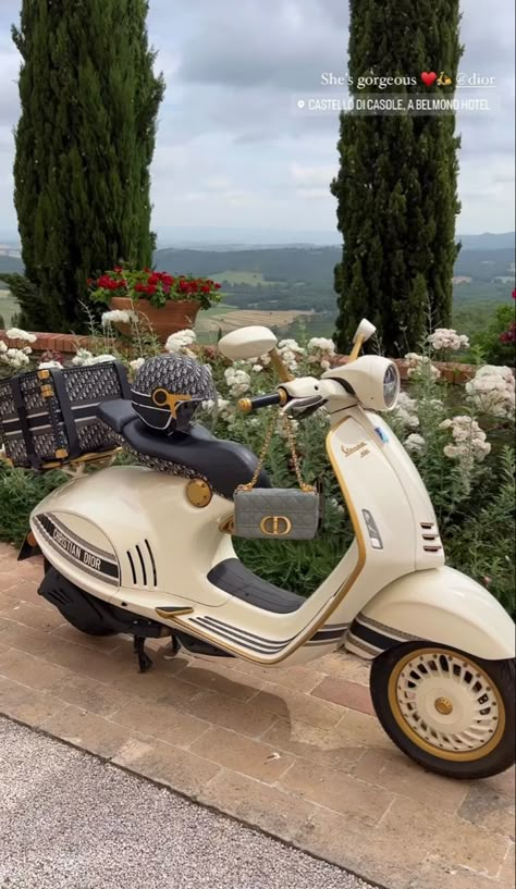 Luxury Birthday Gifts, Summer Car, Bike Aesthetic, Vespa Girl, Expensive Bag, Retro Gadgets, Chic Halloween, Vespa Lambretta, Vespa Vintage