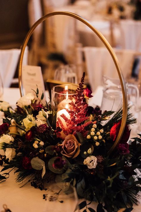 Alternative Centrepiece Ideas, Gold Circle Centerpiece, Red Floral Centerpieces Wedding, Metal Floral Hoop Centerpiece, January Wedding Centerpieces, Round Centerpieces Wedding, Unique Centerpiece Wedding, Hoop Table Centerpiece, Circle Tables