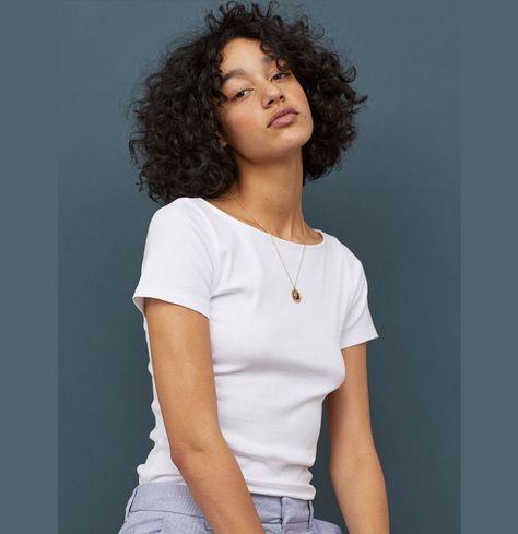 Best Boat Neck: H&M Boat Neck White T-Shirt Things For Summer, Girls With Curly Hair, Boat Neck Shirt, Basic White Tee, Perfect White Tee, Curly Girl Hairstyles, Best T Shirt, 2020 Fashion, Shopping Day