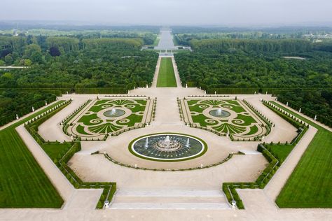 French Formal Garden, Gardens Of Versailles, French Gardens, Versailles Garden, Castle Gardens, Chateau Versailles, Stunning Wedding Venues, Palace Garden, Formal Garden