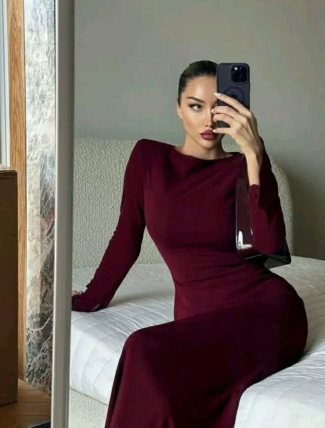 Maroon Outfit, Christmas Outfit Ideas, Elegant Dresses Classy, Stylish Work Outfits, Burgundy Dress, Christmas Outfits, Modest Fashion Outfits, Looks Chic, Christmas Fashion