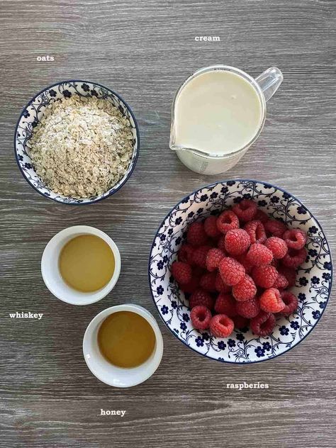 Cranachan Recipe, Scottish Desserts, Oat Groats, Toasted Oats, Porridge Oats, British Desserts, Dessert Glasses, Fresh Cheese, 2000 Calorie Diet