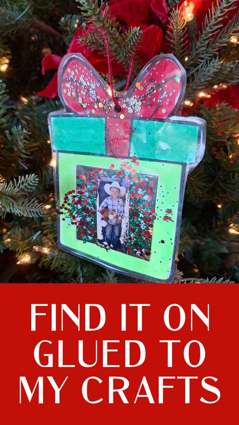 Christmas Present Photo Ornament Wreath Picture Ornaments For Kids, Kids Christmas Ornament Crafts With Picture, Homemade Picture Ornaments For Kids, School Picture Christmas Ornaments, Picture Frame Ornaments Diy Kids, Diy Ornaments Kids Picture, Diy Photo Christmas Ornaments, Homemade Picture Ornaments, Polaroid Christmas Ornament