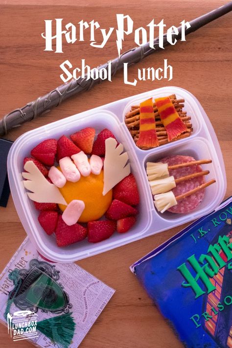 For the Harry Potter fan in your life! Here is how to make a Harry Potter Quidditch school lunch for your kids! Will you cheer for Gryffindor or Slytherin to get the Golden Snitch? Harry Potter Lunch Ideas, Lunch Themes, Harry Potter Lunch, Bento Box Lunch For Adults, Movie Recipes, Harry Potter Birthday Cards, Fun Lunches, Lunch Kids, Harry Potter Activities