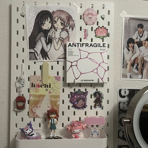 Peg Board Inspo, Pegboard Desk Aesthetic, Anime Pegboard, Aesthetic Pegboard, Kpop Desk Pegboard, Sanrio Pegboard, Aesthetic Manga Shelves, Cool Room, Desk Inspo