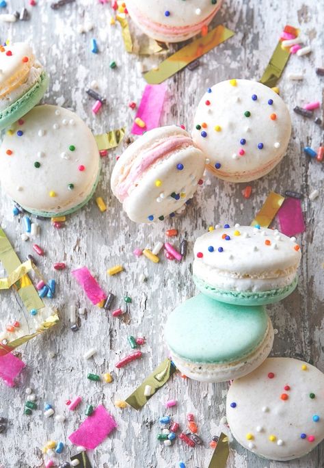 Cake Batter Macaron via Bakers Royale... for Laura and Jennifer Macaron Recipes, Pastel Cupcakes, Coffee Party, Slow Cooker Desserts, Sweet Party, Macaron Recipe, Candy Girl, French Macarons, Birthday Food