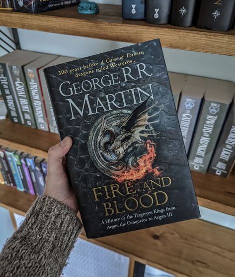 Book Game Of Thrones, Game Of Thrones Books In Order, A Song Of Ice And Fire Books, Game Of Thrones Books Aesthetic, House Of The Dragon Book, Fire And Blood Book, Eragon Book, Dragon Book, Game Of Thrones Series