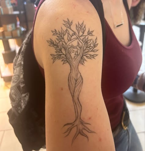 Willow Tree Tattoo Forearm, American Traditional Willow Tree, Feminine Tree Tattoos, Tree Woman Tattoo, Goddess Tree Tattoo, Tree Of Life Tattoo Feminine, Woman Tree Tattoo, Mother Nature Tattoo, Mother Earth Tattoo