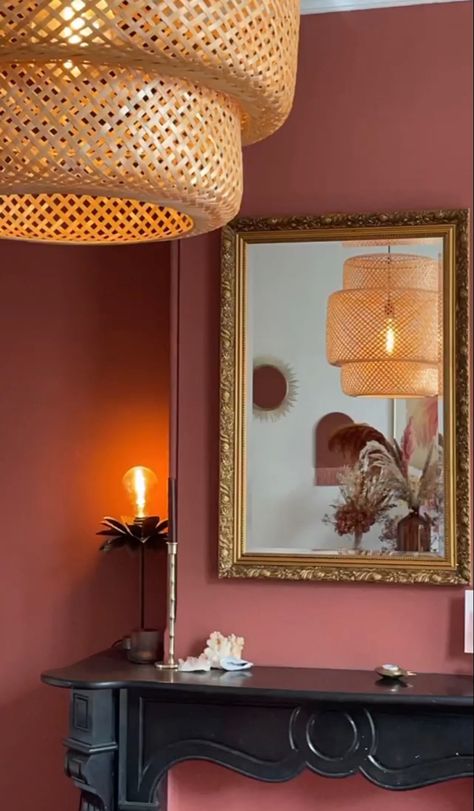 Eclectic Terracotta Bedroom, Coral Pink Living Room, Vintage Contemporary Decor Bedroom, Roos Reedijk Interior, Dark Pink Walls, Teracota Interior, Pink Accent Walls, Deco Rose, Pink Living Room