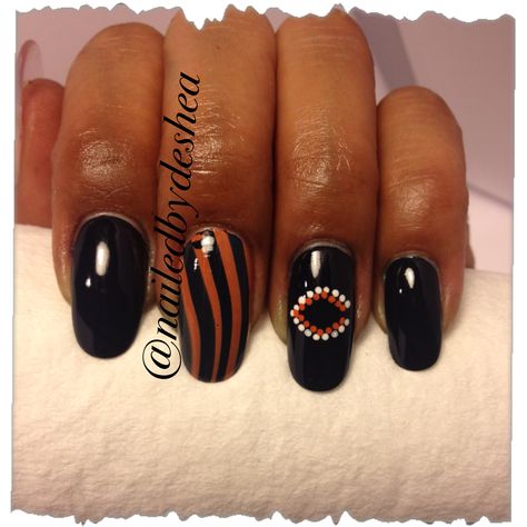 Chicago bears nailart watermarble Chicago Bears Nail Designs, Chicago Bears Nails Art, Chicago Bears Nails, Team Nails, Sports Nail Art, Football Nail Designs, Health Nails, Football Nail Art, Bear Nails